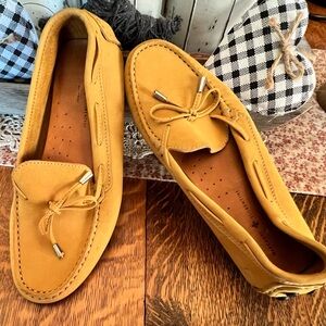 Mustard colored Mercanti Florentini driving loafers.
Sz 8.5